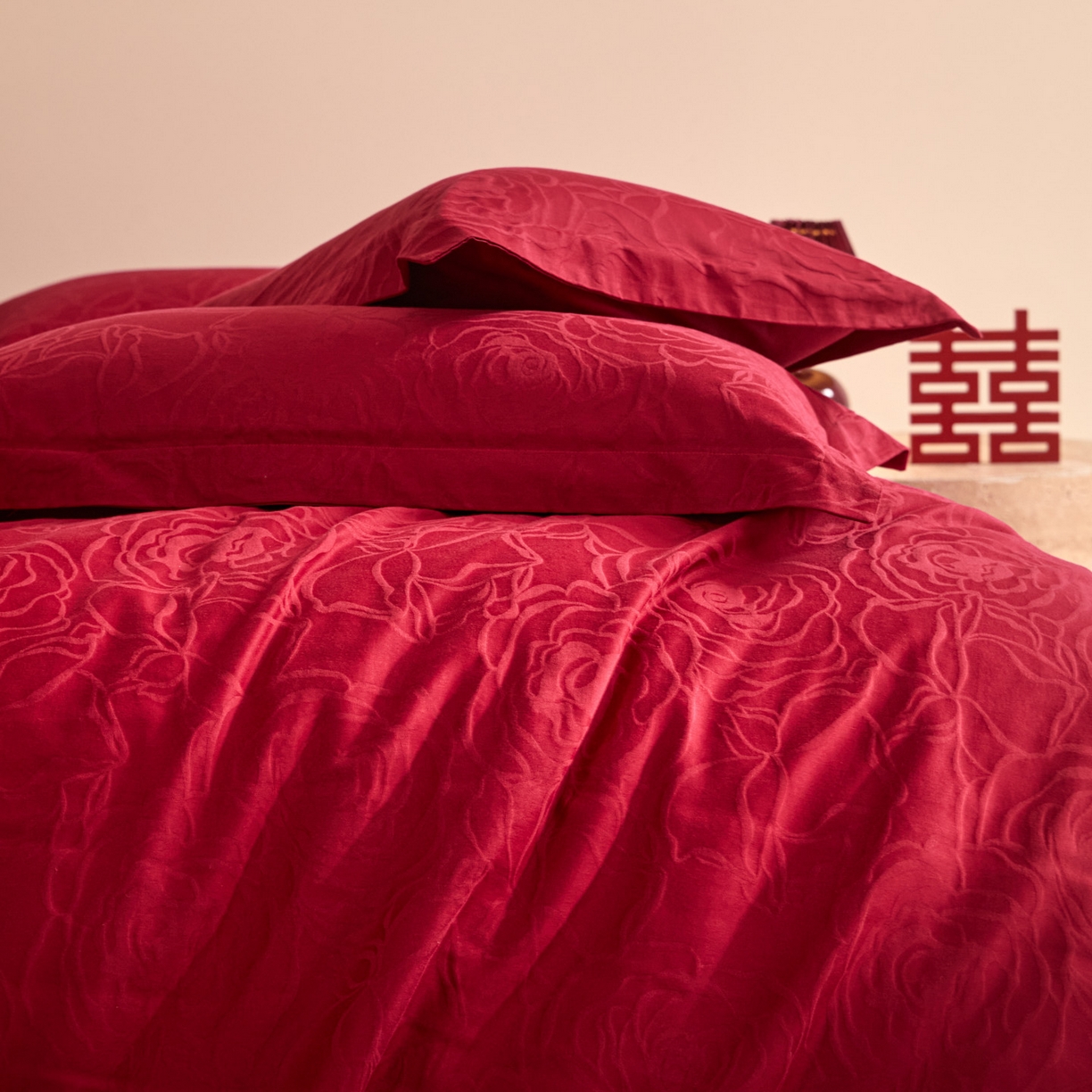 91家纺网 家纺一手货源 找家纺 格里芬家纺 2026新款全棉水洗立体浮雕提花大红婚庆四件套 玫香-大红