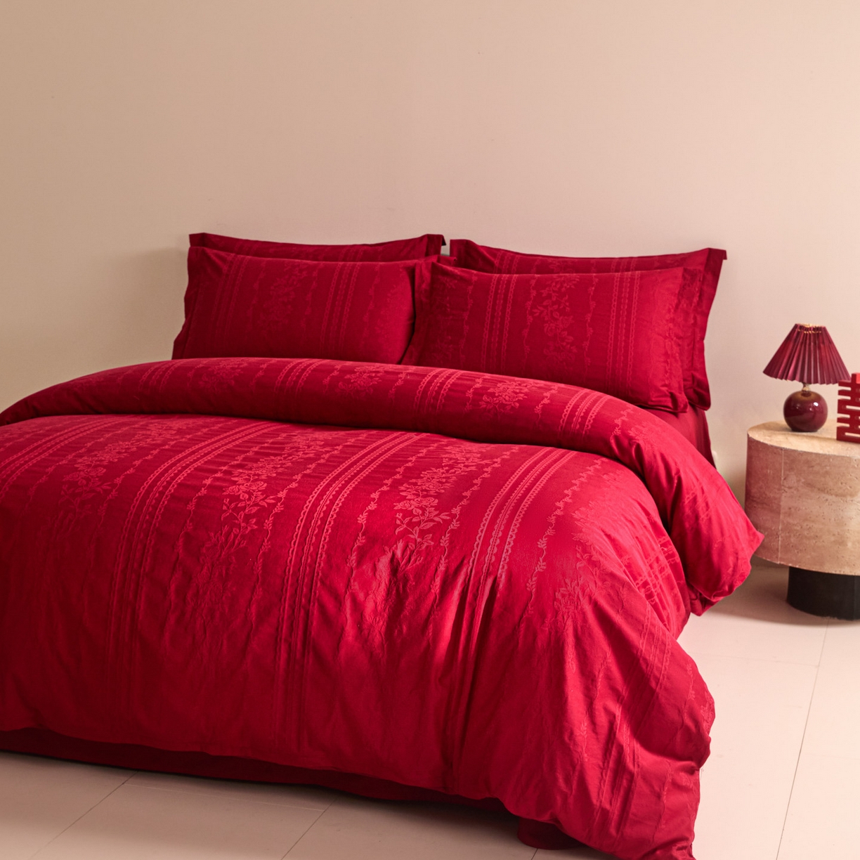 91家纺网 家纺一手货源 找家纺 格里芬家纺 2026新款全棉水洗立体浮雕提花大红婚庆四件套 花漾甜心-大红