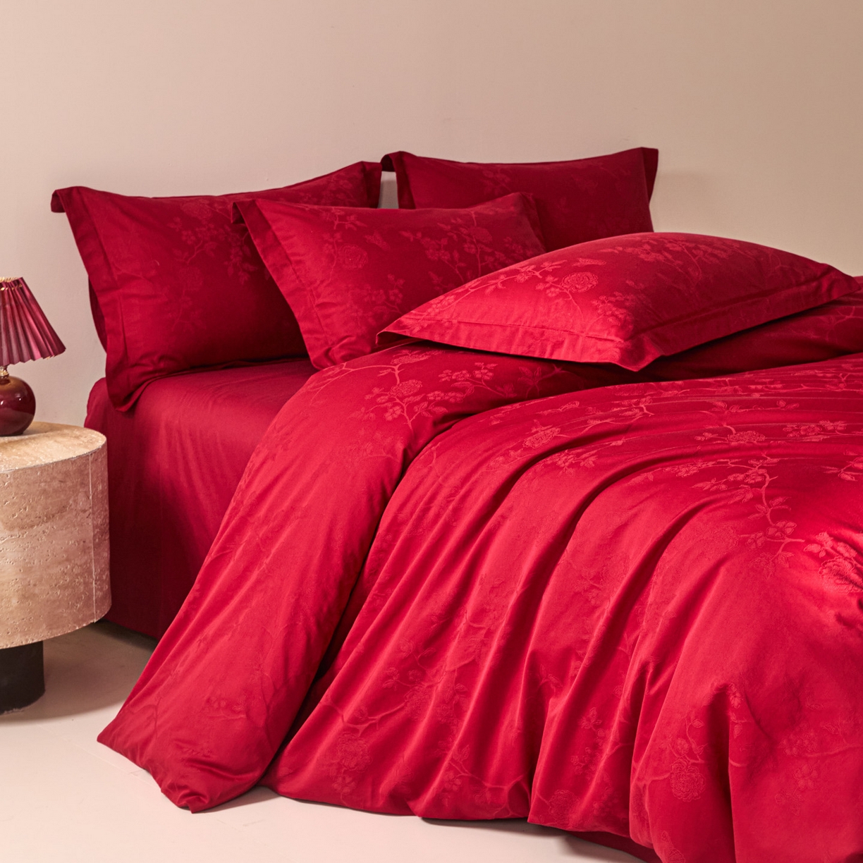 91家纺网 家纺一手货源 找家纺 格里芬家纺 2026新款全棉水洗立体浮雕提花大红婚庆四件套 花戏蝶-大红