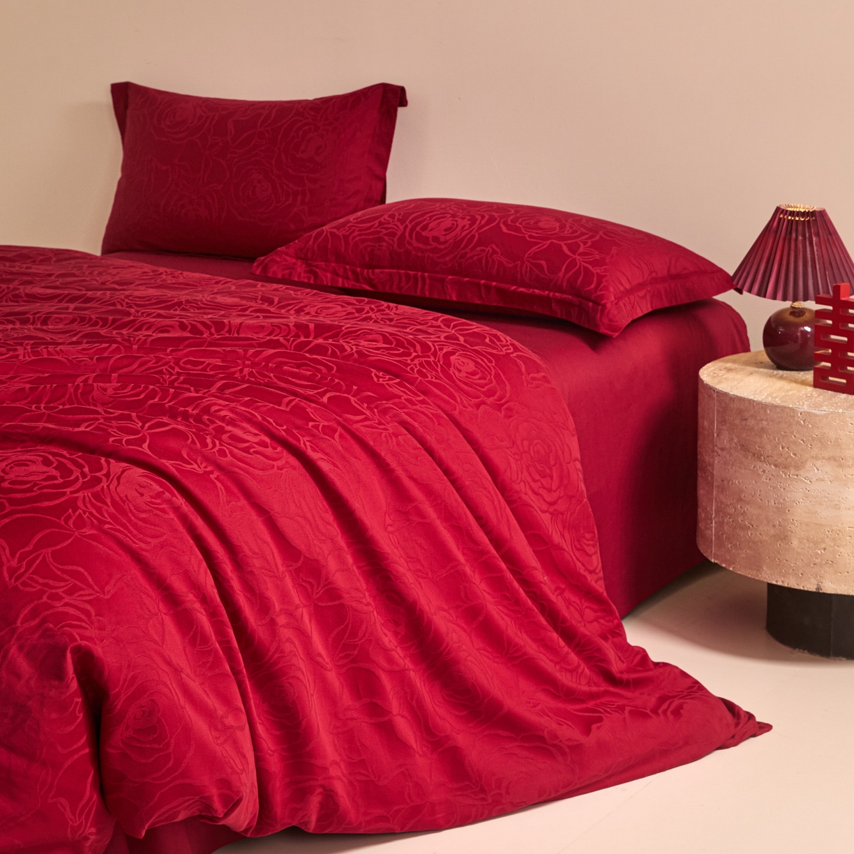 91家纺网 家纺一手货源 找家纺 格里芬家纺 2026新款全棉水洗立体浮雕提花大红婚庆四件套 玫香-大红