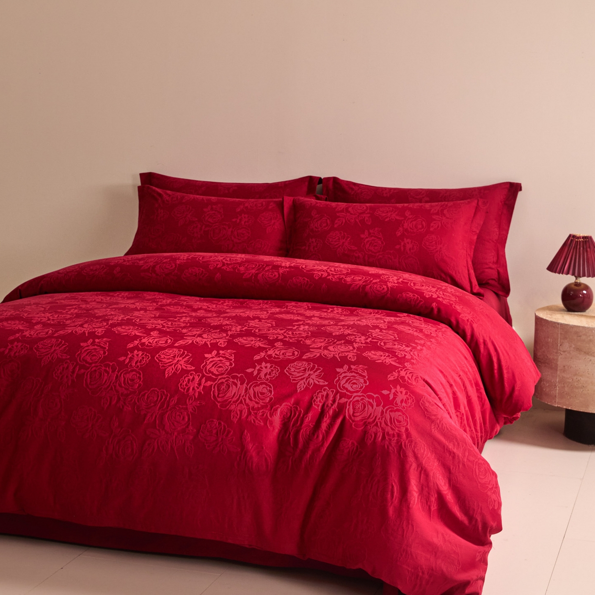 91家纺网 家纺一手货源 找家纺 格里芬家纺 2026新款全棉水洗立体浮雕提花大红婚庆四件套 玫瑰之恋-大红