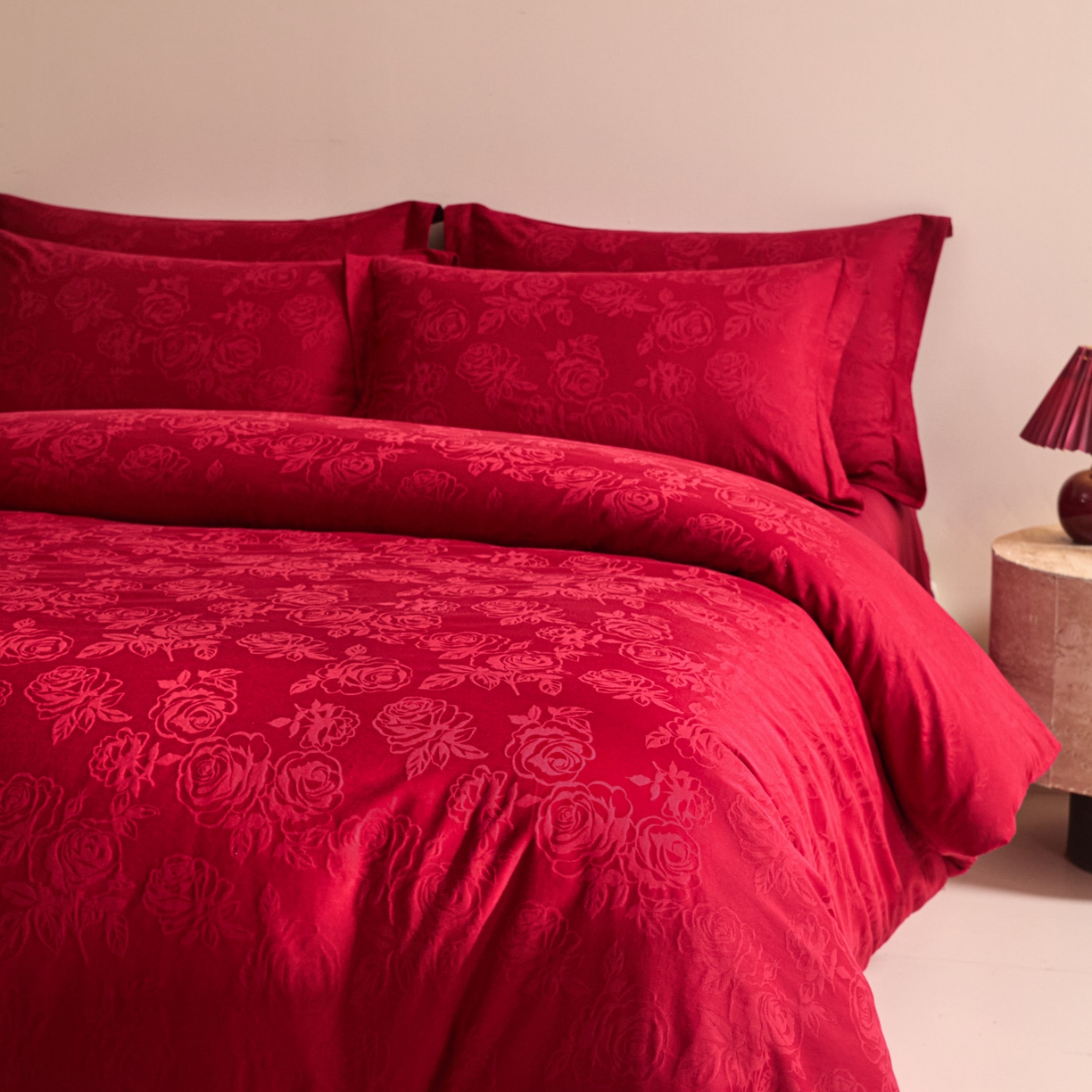 91家纺网 家纺一手货源 找家纺 格里芬家纺 2026新款全棉水洗立体浮雕提花大红婚庆四件套 玫瑰之恋-大红