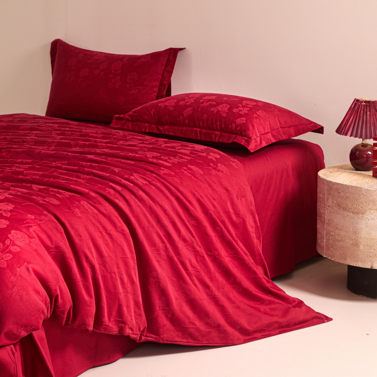 91家纺网 家纺一手货源 找家纺 格里芬家纺 2026新款全棉水洗立体浮雕提花大红婚庆四件套 岁月留声-大红