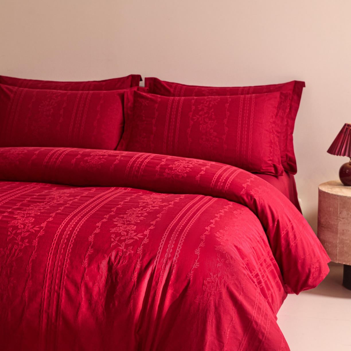 91家纺网 家纺一手货源 找家纺 格里芬家纺 2026新款全棉水洗立体浮雕提花大红婚庆四件套 花漾甜心-大红