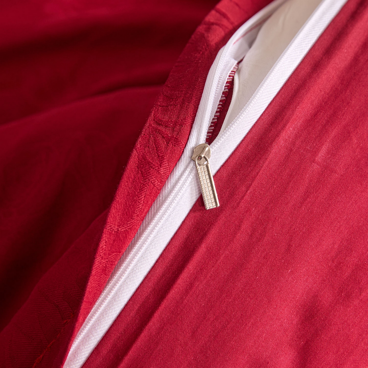 91家纺网 家纺一手货源 找家纺 格里芬家纺 2026新款全棉水洗立体浮雕提花大红婚庆四件套 玫瑰之恋-大红