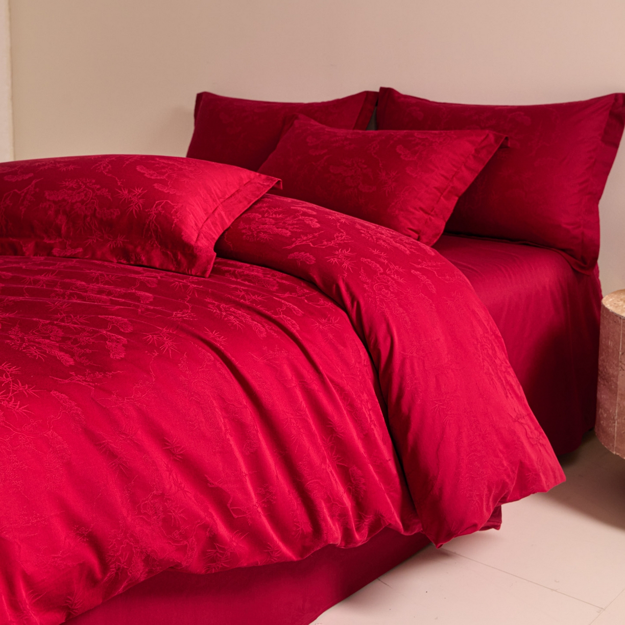 91家纺网 家纺一手货源 找家纺 格里芬家纺 2026新款全棉水洗立体浮雕提花大红婚庆四件套 晓野风颂-大红