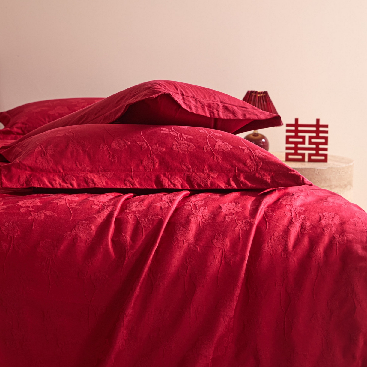91家纺网 家纺一手货源 找家纺 格里芬家纺 2026新款全棉水洗立体浮雕提花大红婚庆四件套 岁月留声-大红