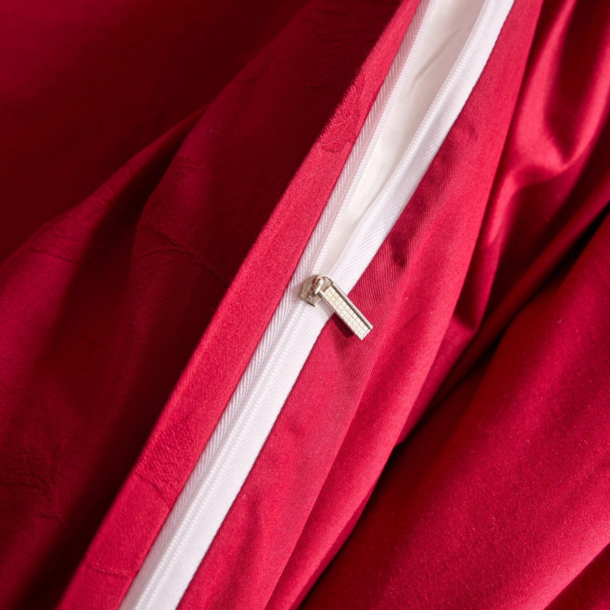 91家纺网 家纺一手货源 找家纺 格里芬家纺 2026新款全棉水洗立体浮雕提花大红婚庆四件套 岁月留声-大红