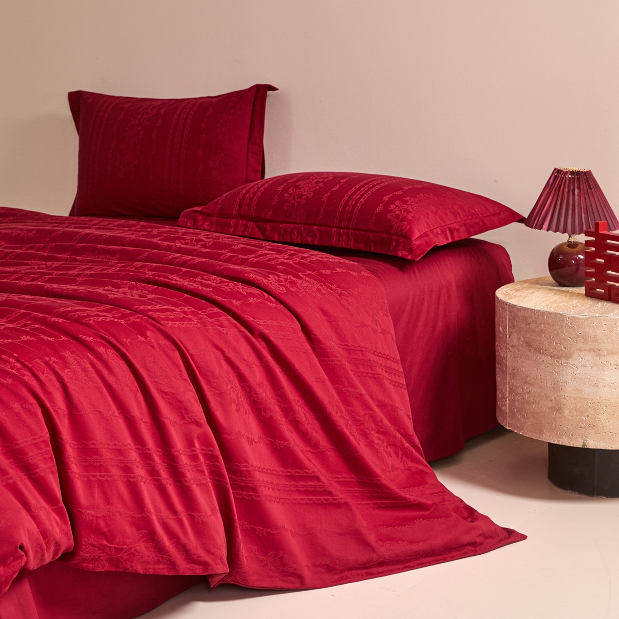 91家纺网 家纺一手货源 找家纺 格里芬家纺 2026新款全棉水洗立体浮雕提花大红婚庆四件套 花漾甜心-大红