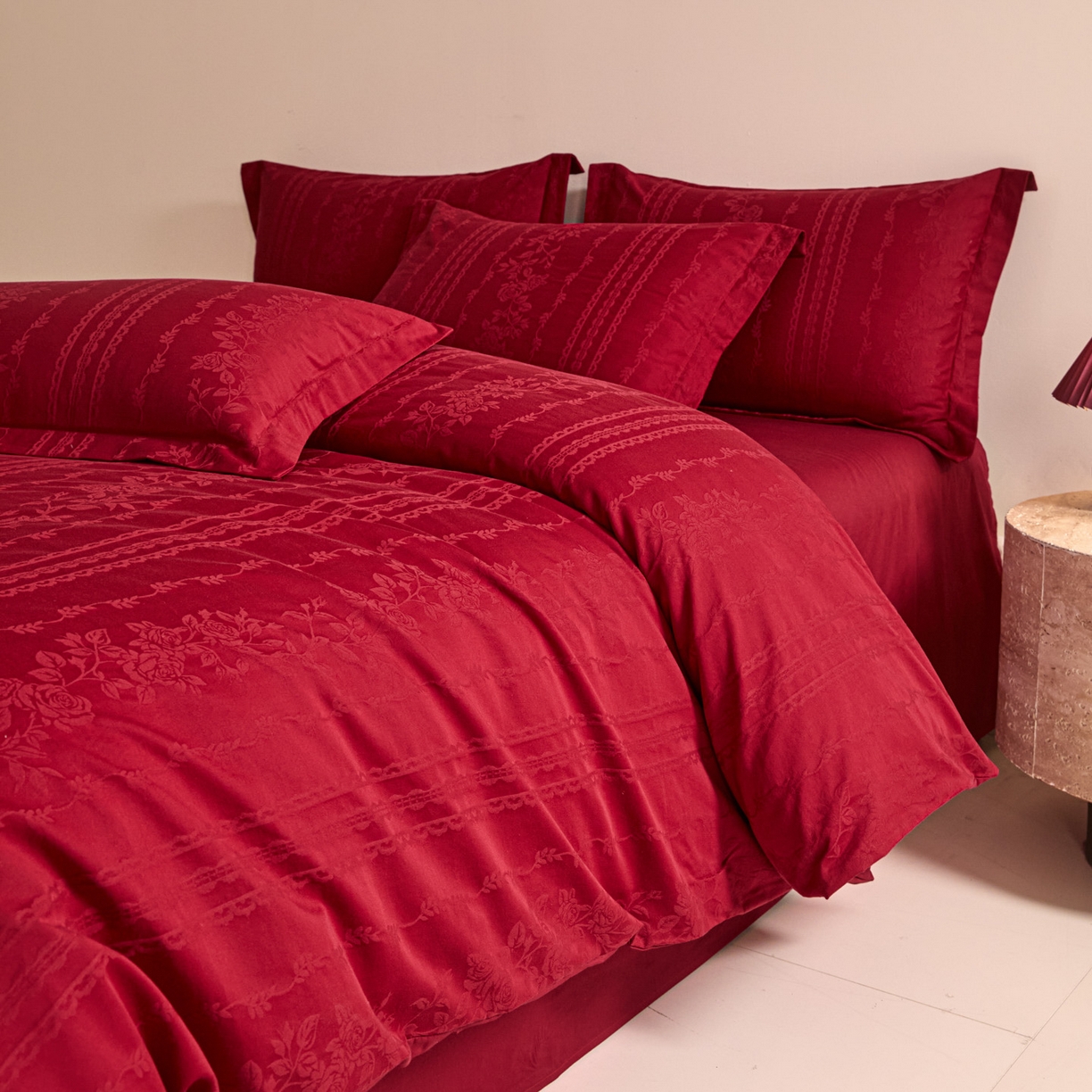 91家纺网 家纺一手货源 找家纺 格里芬家纺 2026新款全棉水洗立体浮雕提花大红婚庆四件套 花漾甜心-大红