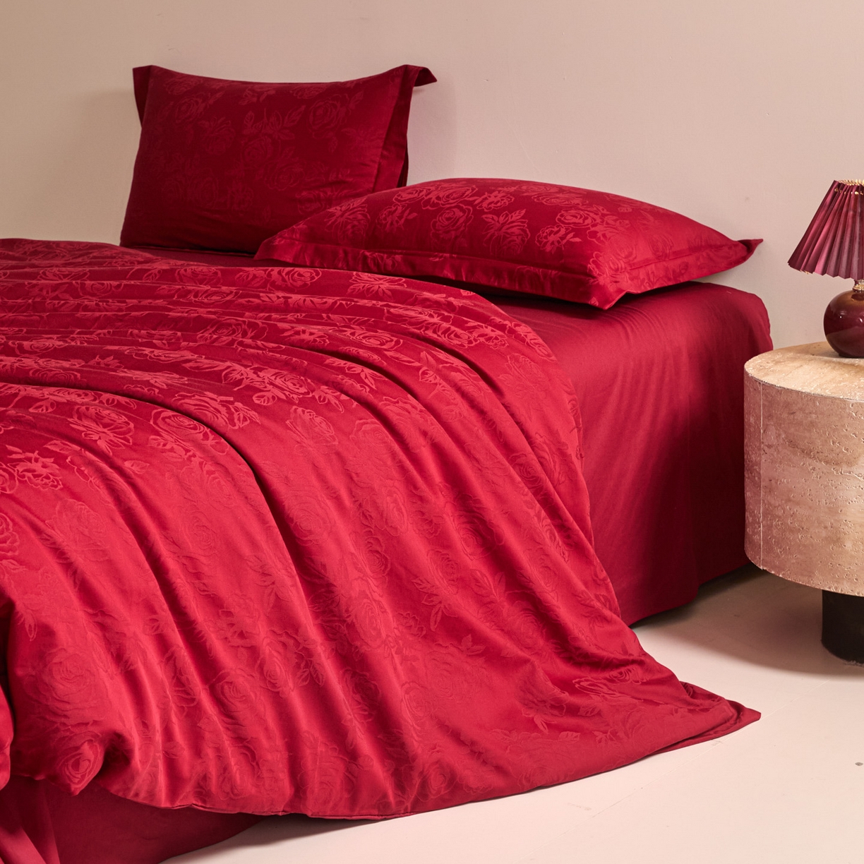 91家纺网 家纺一手货源 找家纺 格里芬家纺 2026新款全棉水洗立体浮雕提花大红婚庆四件套 玫瑰之恋-大红