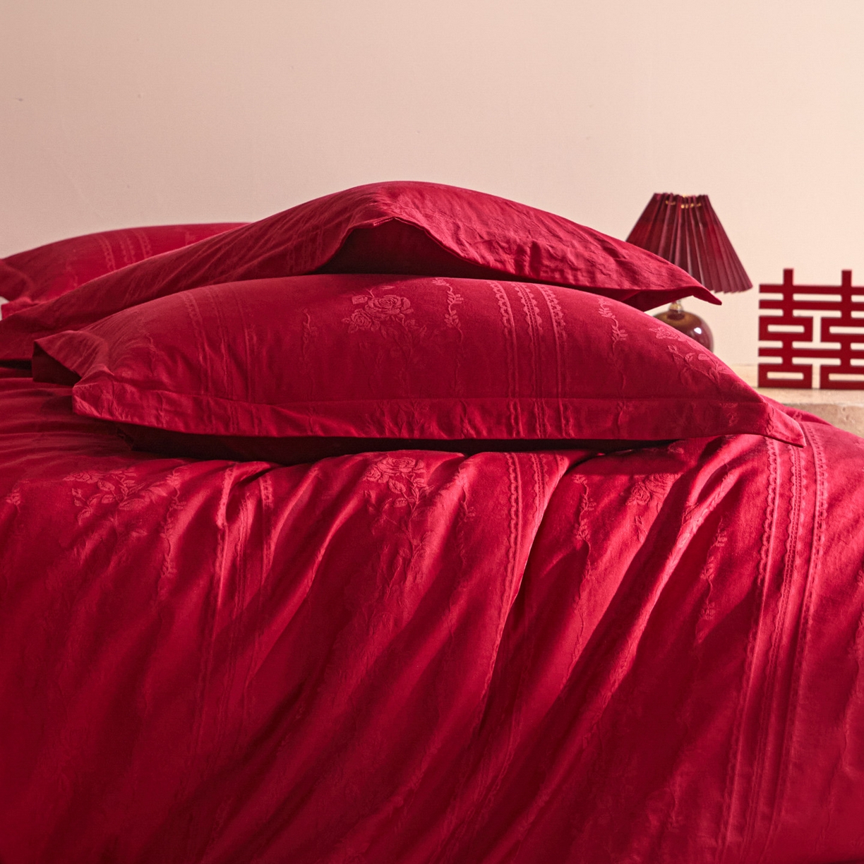 91家纺网 家纺一手货源 找家纺 格里芬家纺 2026新款全棉水洗立体浮雕提花大红婚庆四件套 花漾甜心-大红