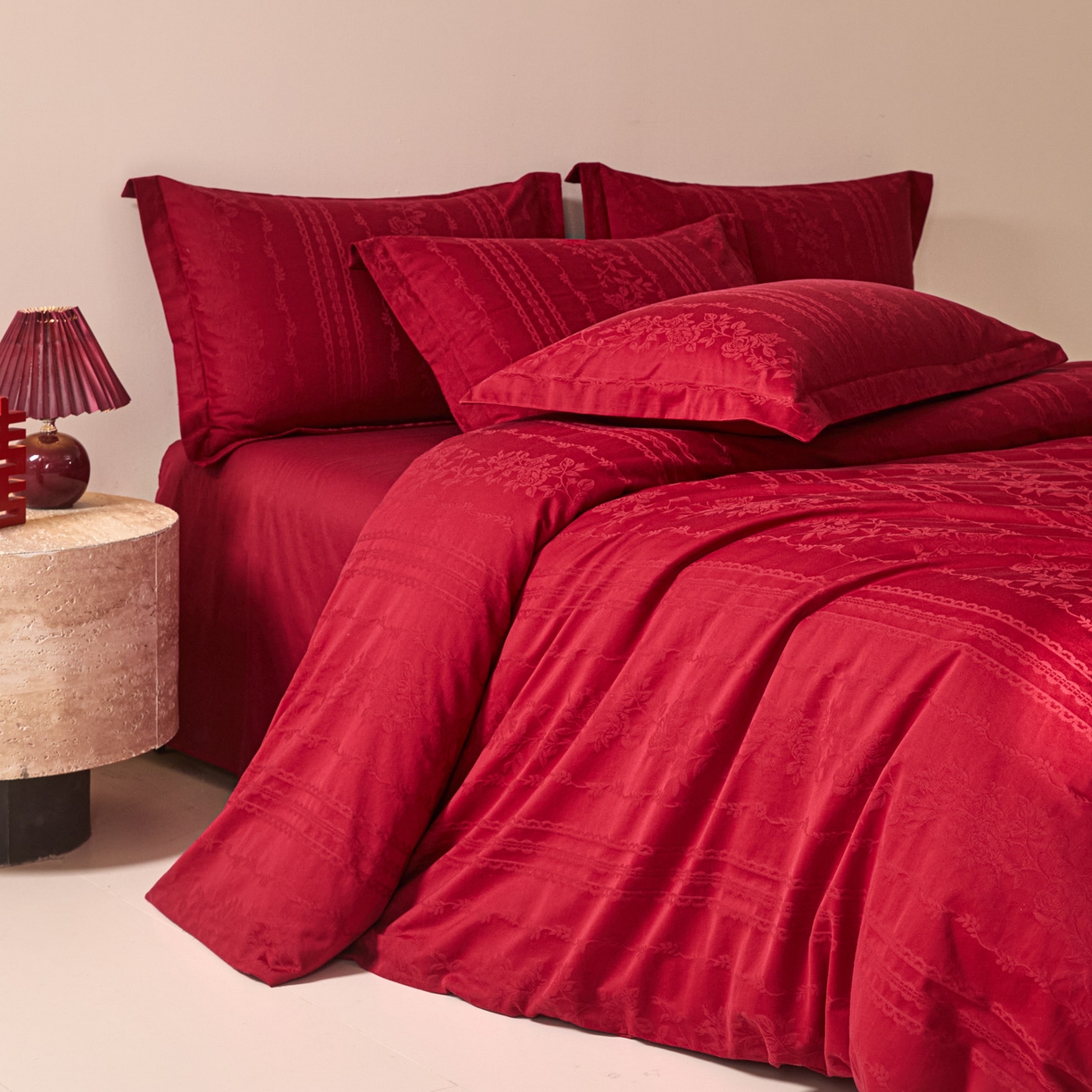 91家纺网 家纺一手货源 找家纺 格里芬家纺 2026新款全棉水洗立体浮雕提花大红婚庆四件套 花漾甜心-大红