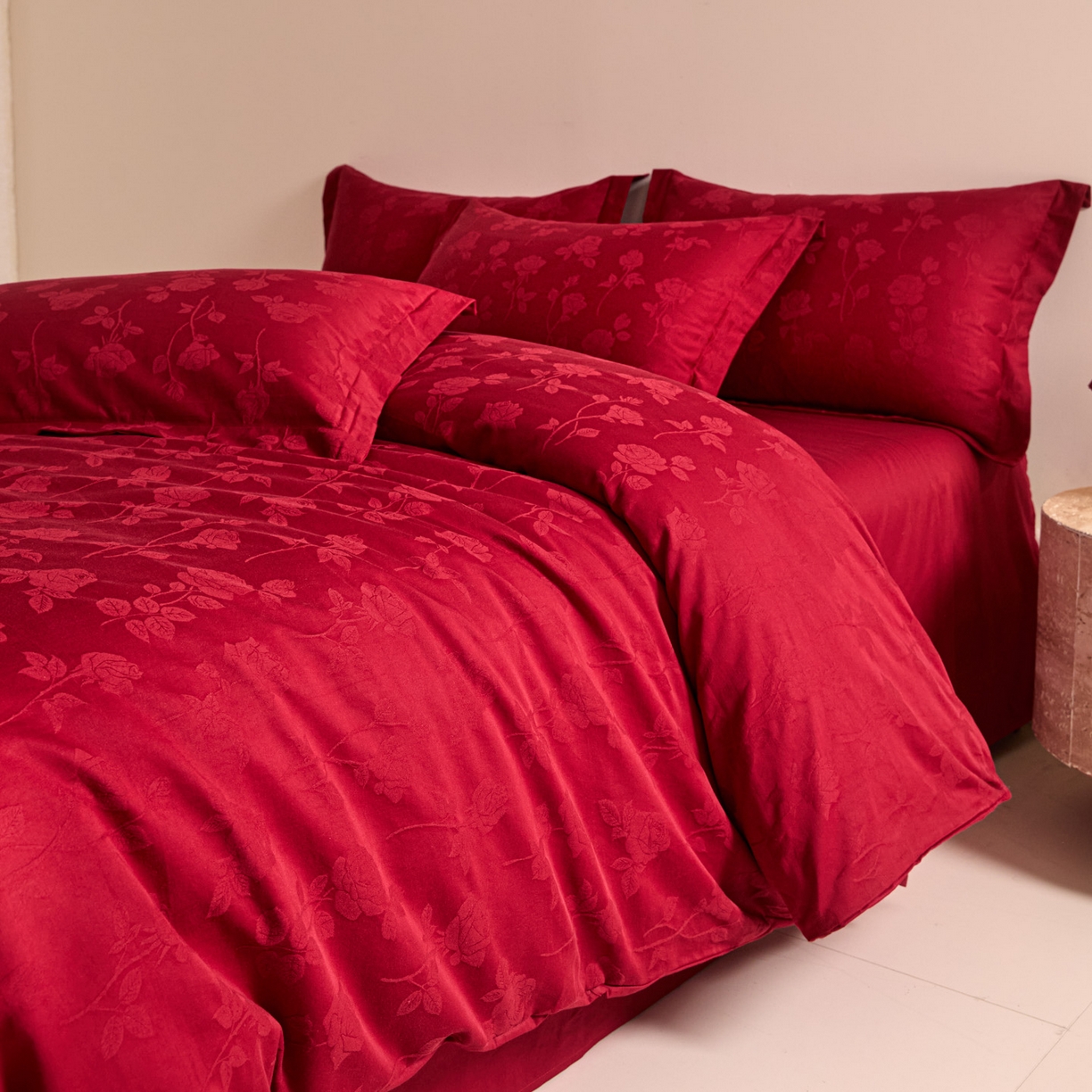 91家纺网 家纺一手货源 找家纺 格里芬家纺 2026新款全棉水洗立体浮雕提花大红婚庆四件套 岁月留声-大红