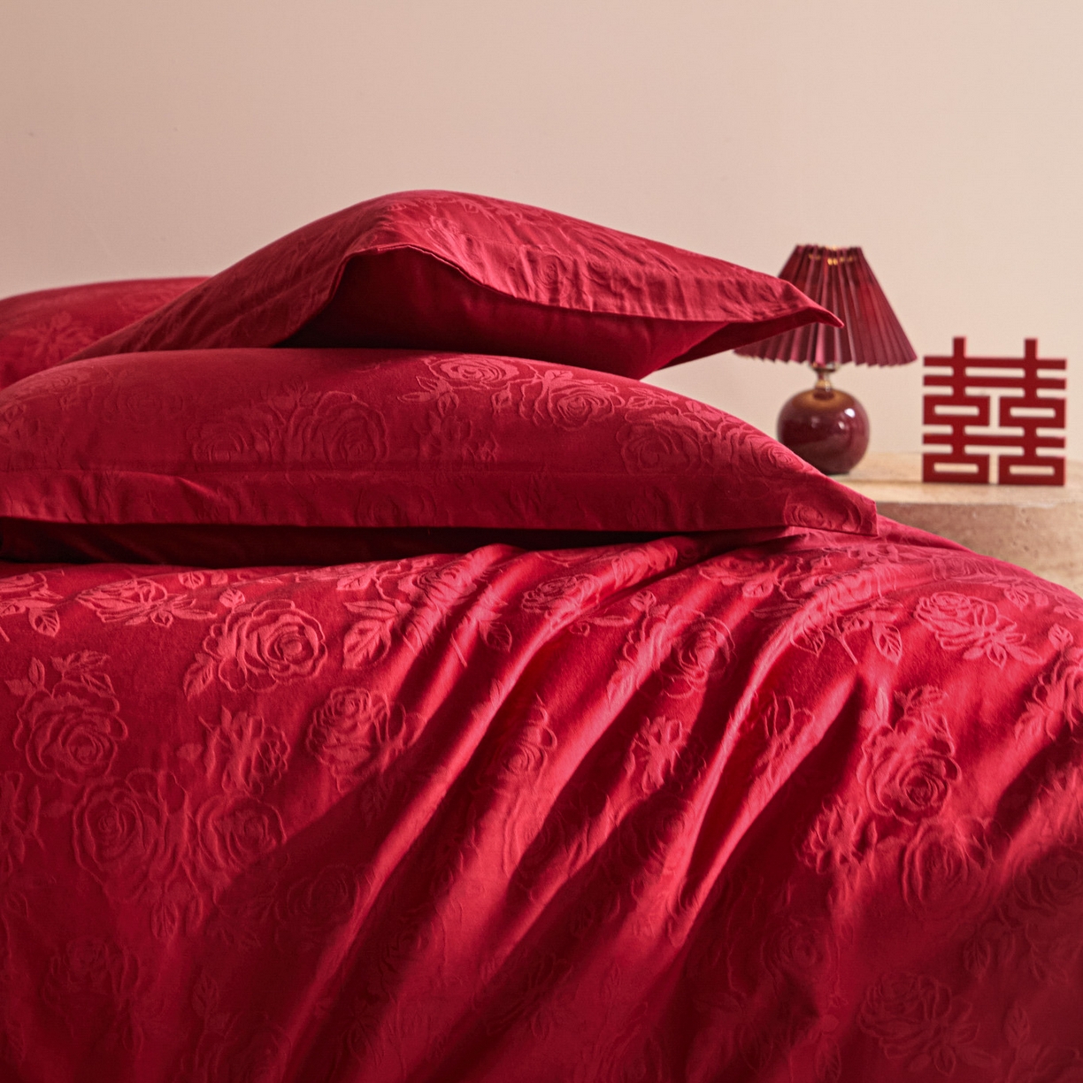 91家纺网 家纺一手货源 找家纺 格里芬家纺 2026新款全棉水洗立体浮雕提花大红婚庆四件套 玫瑰之恋-大红