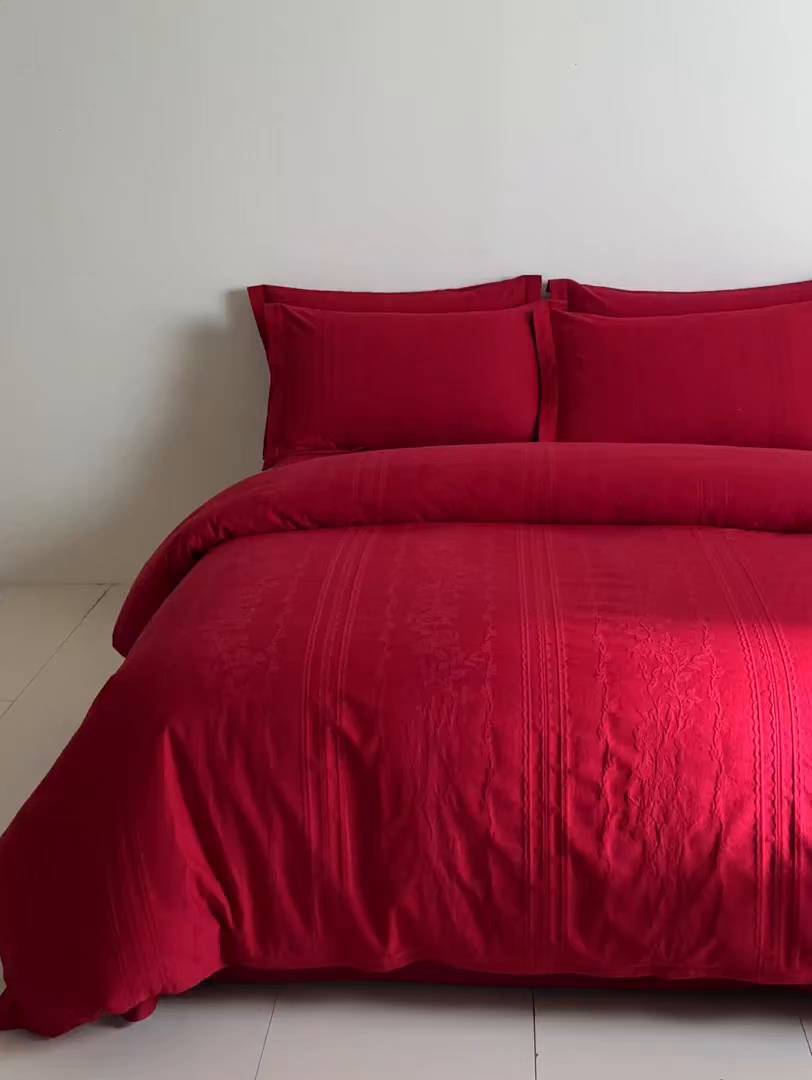 91家纺网 家纺一手货源 找家纺 格里芬家纺 2026新款全棉水洗立体浮雕提花大红婚庆四件套 花漾甜心-大红