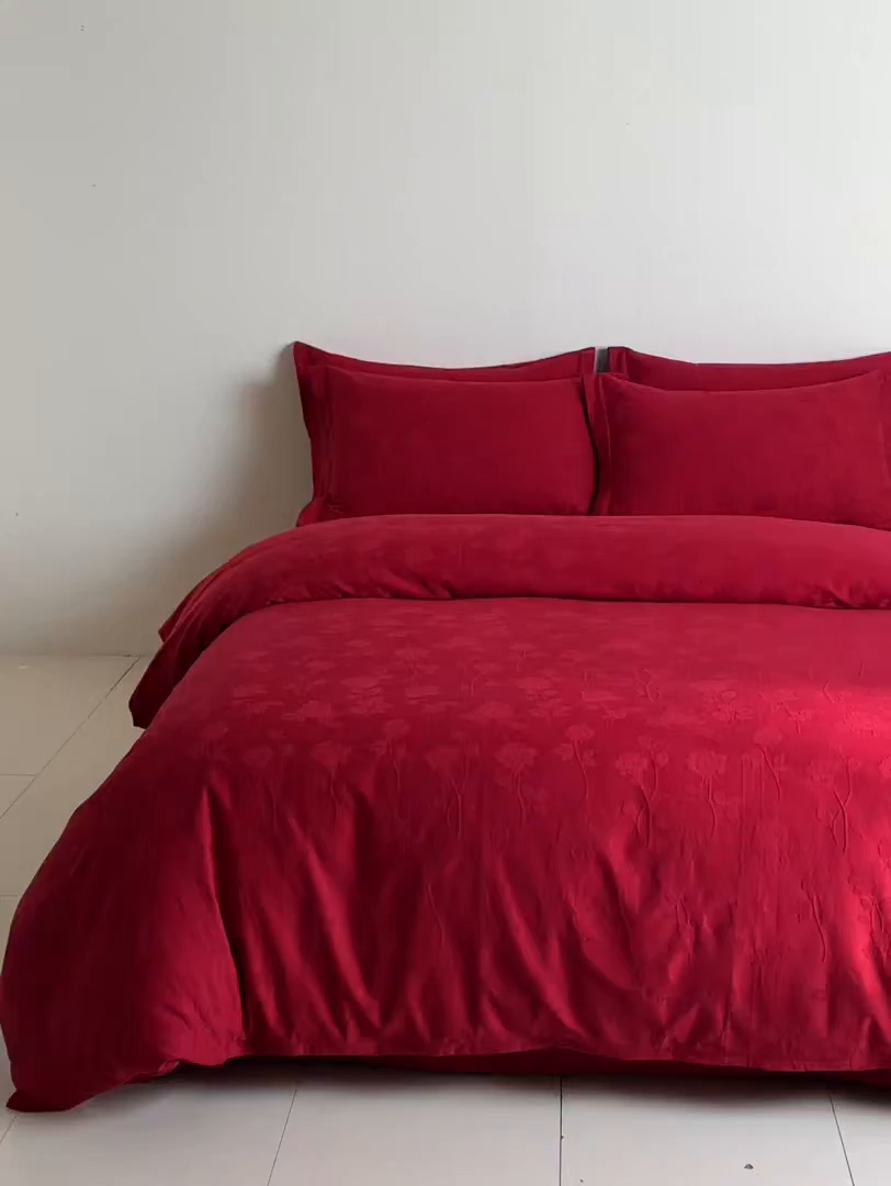 91家纺网 家纺一手货源 找家纺 格里芬家纺 2026新款全棉水洗立体浮雕提花大红婚庆四件套 岁月留声-大红