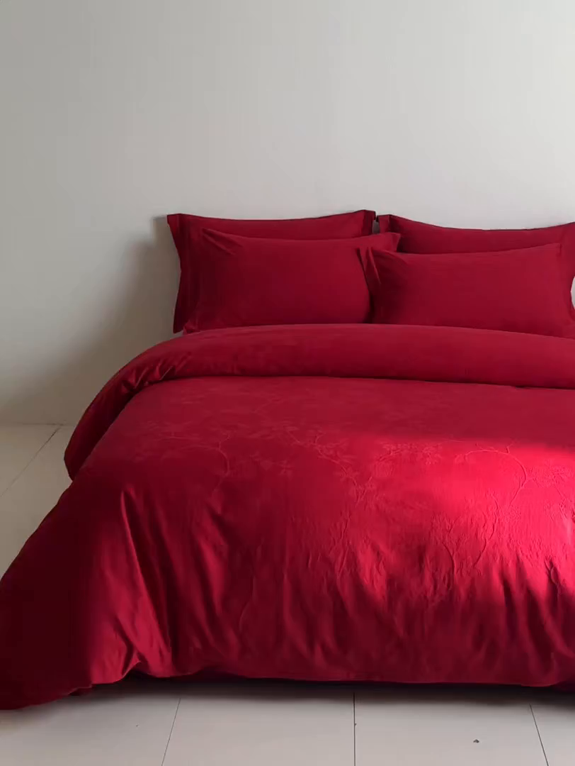 91家纺网 家纺一手货源 找家纺 格里芬家纺 2026新款全棉水洗立体浮雕提花大红婚庆四件套 花戏蝶-大红