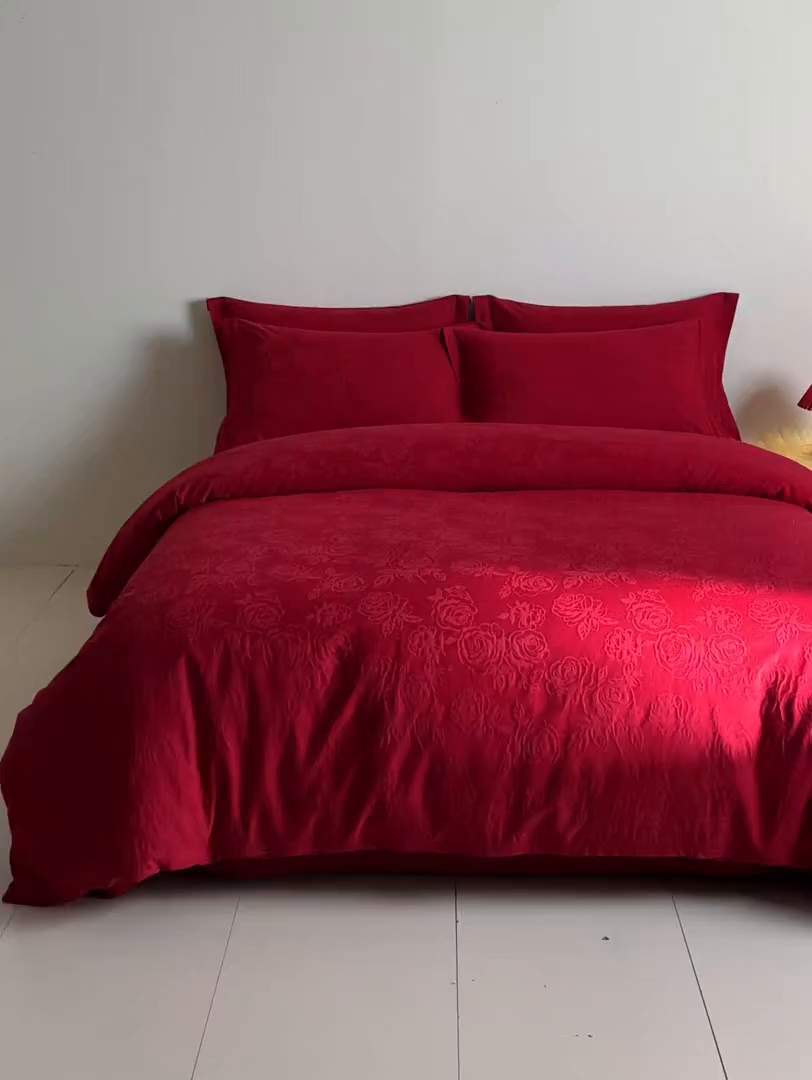 91家纺网 家纺一手货源 找家纺 格里芬家纺 2026新款全棉水洗立体浮雕提花大红婚庆四件套 玫瑰之恋-大红