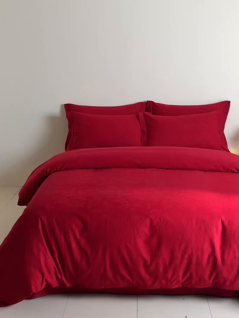 91家纺网 家纺一手货源 找家纺 格里芬家纺 2026新款全棉水洗立体浮雕提花大红婚庆四件套 晓野风颂-大红