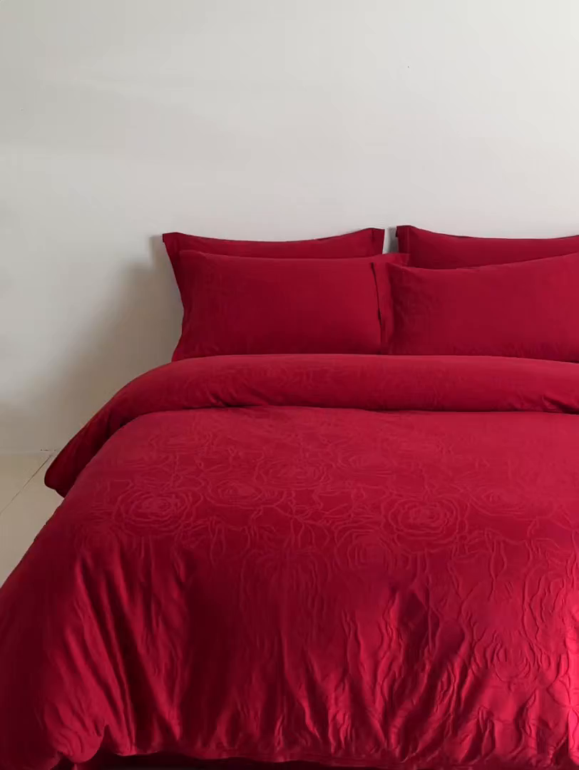 91家纺网 家纺一手货源 找家纺 格里芬家纺 2026新款全棉水洗立体浮雕提花大红婚庆四件套 玫香-大红