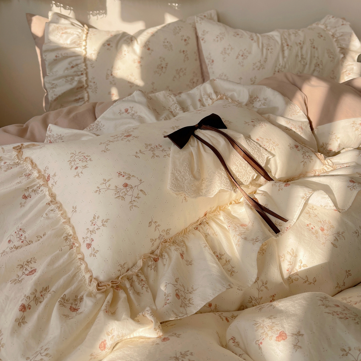 91家纺网 家纺一手货源 找家纺 娜娜 2026新款A类云朵锦花边四件套 小雏菊-玉色