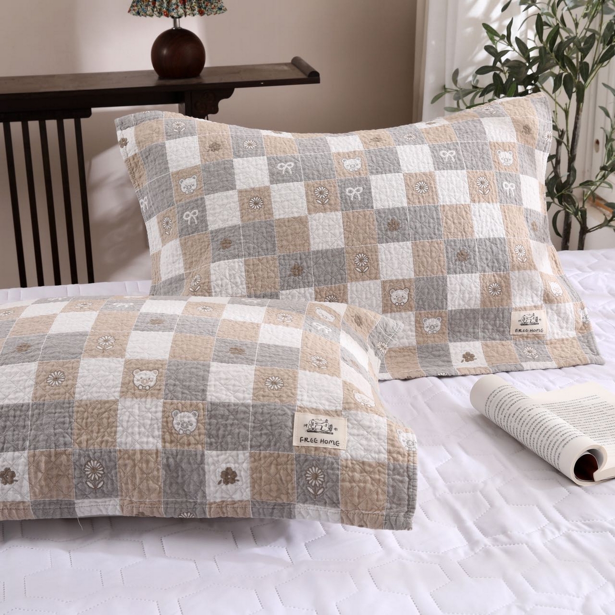 91家纺网 家纺一手货源 找家纺 沐瑟家纺  2026新款安心棉纯棉纱布枕巾 格子小熊