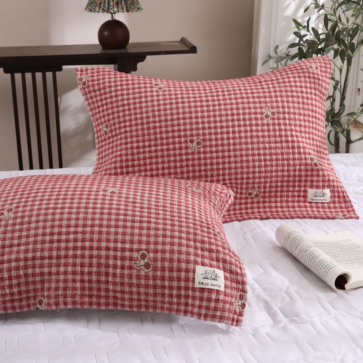 91家纺网 家纺一手货源 找家纺 沐瑟家纺  2026新款安心棉纯棉纱布枕巾 格子樱桃红