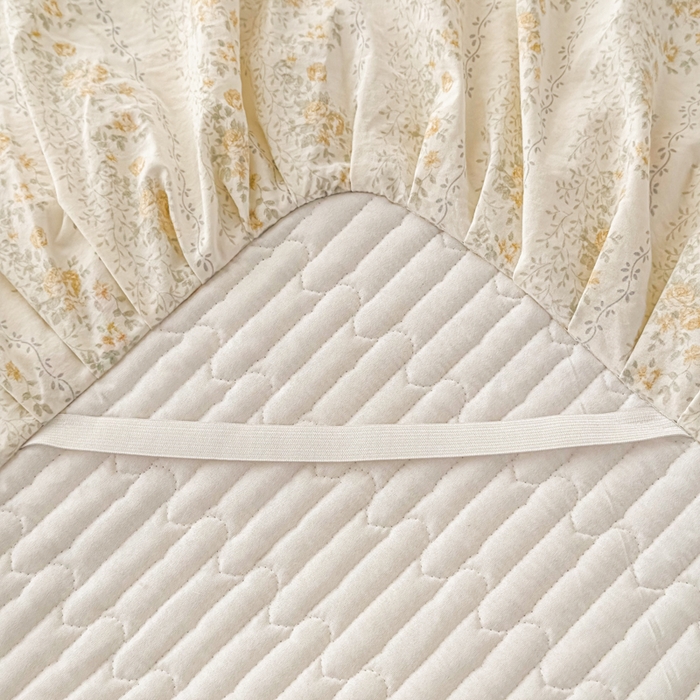 91家纺网 家纺一手货源 找家纺 家之硕家纺 2026新款精仿棉夹棉床裙三件套 彩韵