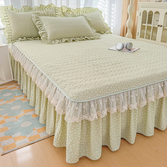 91家纺网 家纺一手货源 找家纺 家之硕家纺 2026新款精仿棉夹棉床裙三件套 春芽