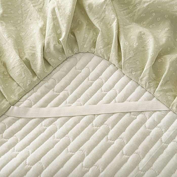 91家纺网 家纺一手货源 找家纺 家之硕家纺 2026新款精仿棉夹棉床裙三件套 春芽