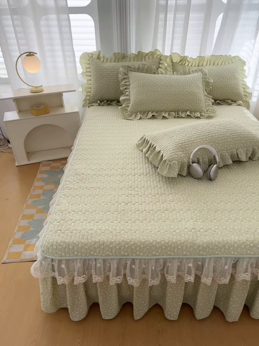 91家纺网 家纺一手货源 找家纺 家之硕家纺 2026新款精仿棉夹棉床裙三件套 春芽