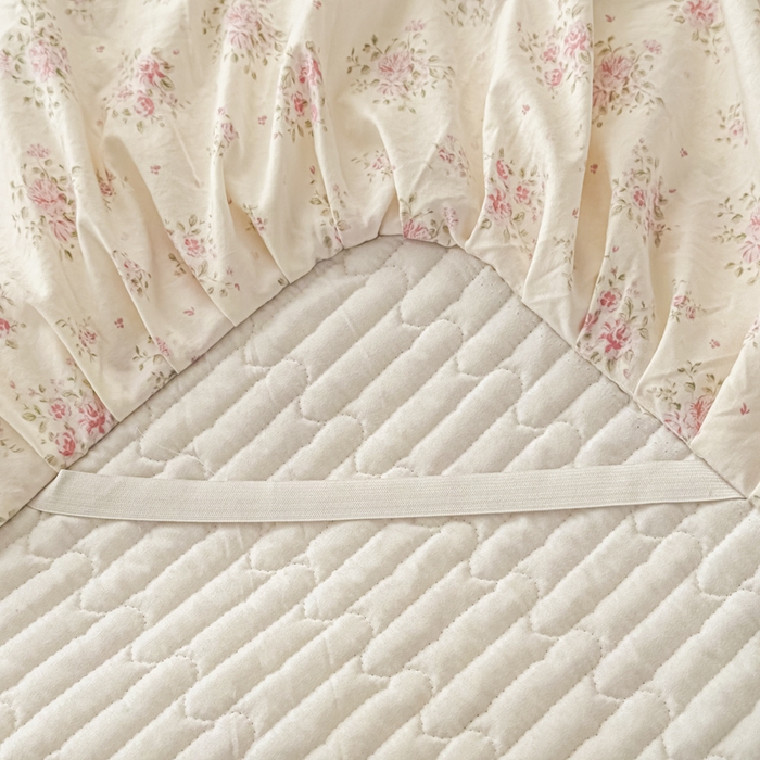 91家纺网 家纺一手货源 找家纺 家之硕家纺 2026新款精仿棉夹棉床裙三件套 多丽粉