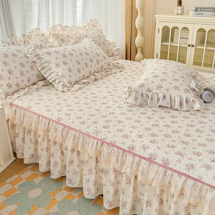 91家纺网 家纺一手货源 找家纺 家之硕家纺 2026新款精仿棉夹棉床裙三件套 多丽粉