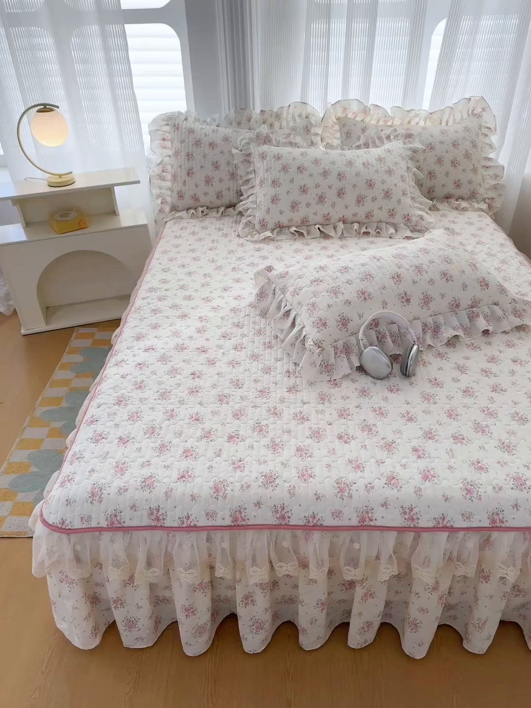 91家纺网 家纺一手货源 找家纺 家之硕家纺 2026新款精仿棉夹棉床裙三件套 多丽粉