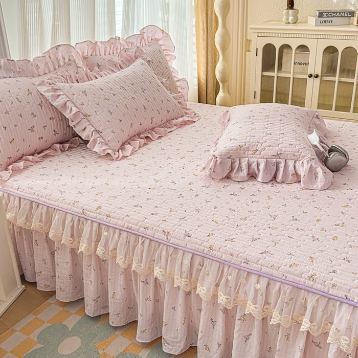 91家纺网 家纺一手货源 找家纺 家之硕家纺 2026新款精仿棉夹棉床裙三件套 花恋