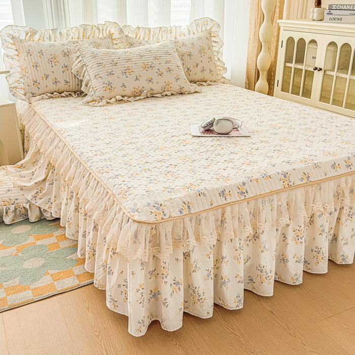 91家纺网 家纺一手货源 找家纺 家之硕家纺 2026新款精仿棉夹棉床裙三件套 甜蜜花园