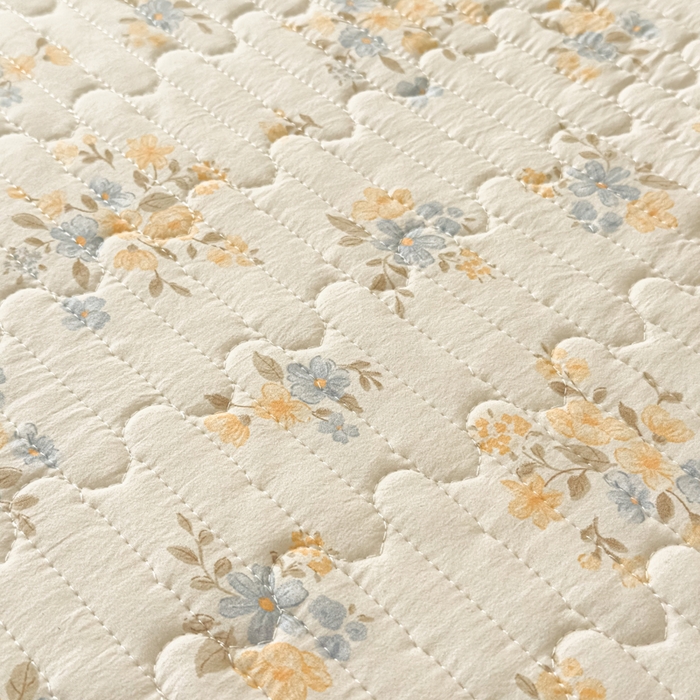 91家纺网 家纺一手货源 找家纺 家之硕家纺 2026新款精仿棉夹棉床裙三件套 甜蜜花园