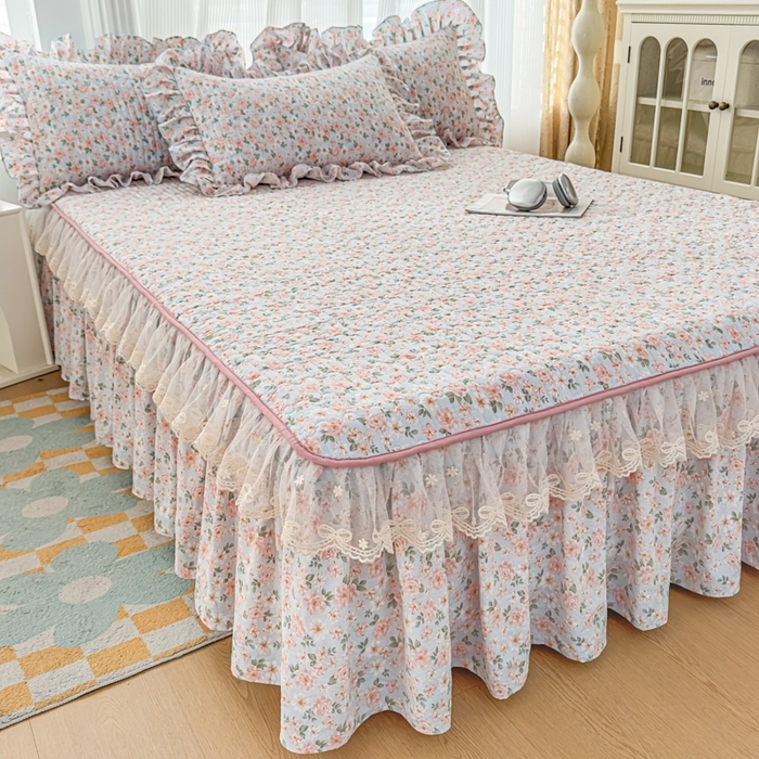 91家纺网 家纺一手货源 找家纺 家之硕家纺 2026新款精仿棉夹棉床裙三件套 遇见浪漫