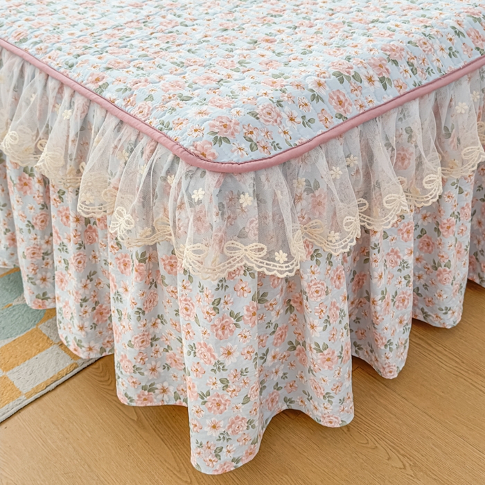 91家纺网 家纺一手货源 找家纺 家之硕家纺 2026新款精仿棉夹棉床裙三件套 遇见浪漫