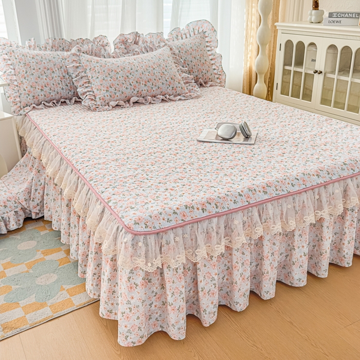 91家纺网 家纺一手货源 找家纺 家之硕家纺 2026新款精仿棉夹棉床裙三件套 遇见浪漫