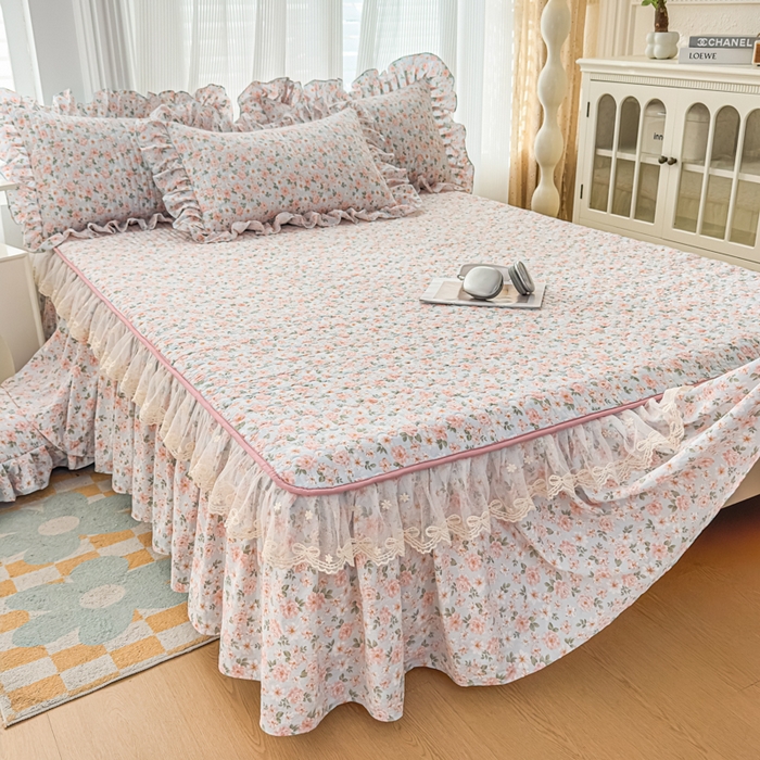 91家纺网 家纺一手货源 找家纺 家之硕家纺 2026新款精仿棉夹棉床裙三件套 遇见浪漫