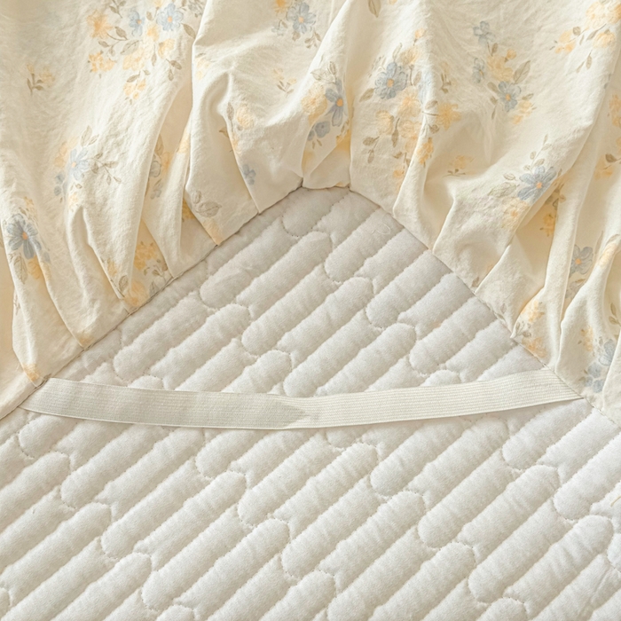 91家纺网 家纺一手货源 找家纺 家之硕家纺 2026新款精仿棉夹棉床裙四件套 甜蜜花园