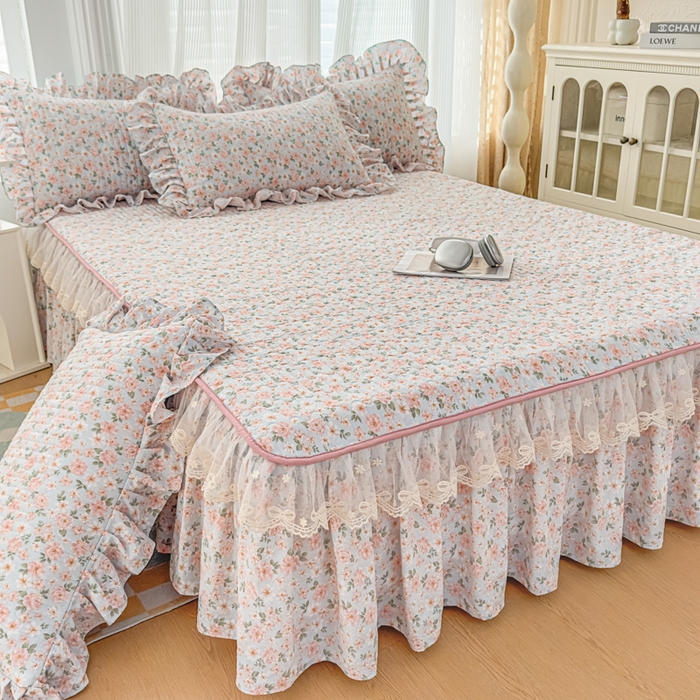 91家纺网 家纺一手货源 找家纺 家之硕家纺 2026新款精仿棉夹棉床裙四件套 遇见浪漫