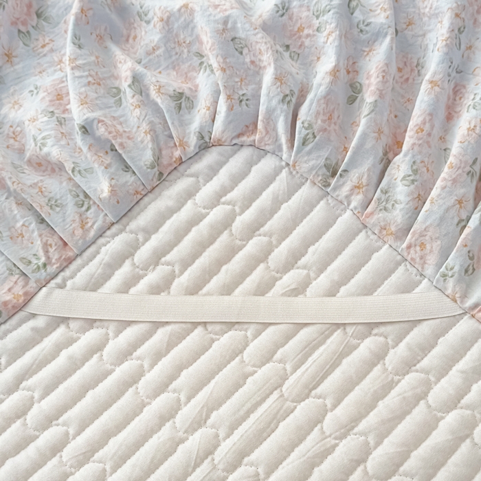 91家纺网 家纺一手货源 找家纺 家之硕家纺 2026新款精仿棉夹棉床裙四件套 遇见浪漫