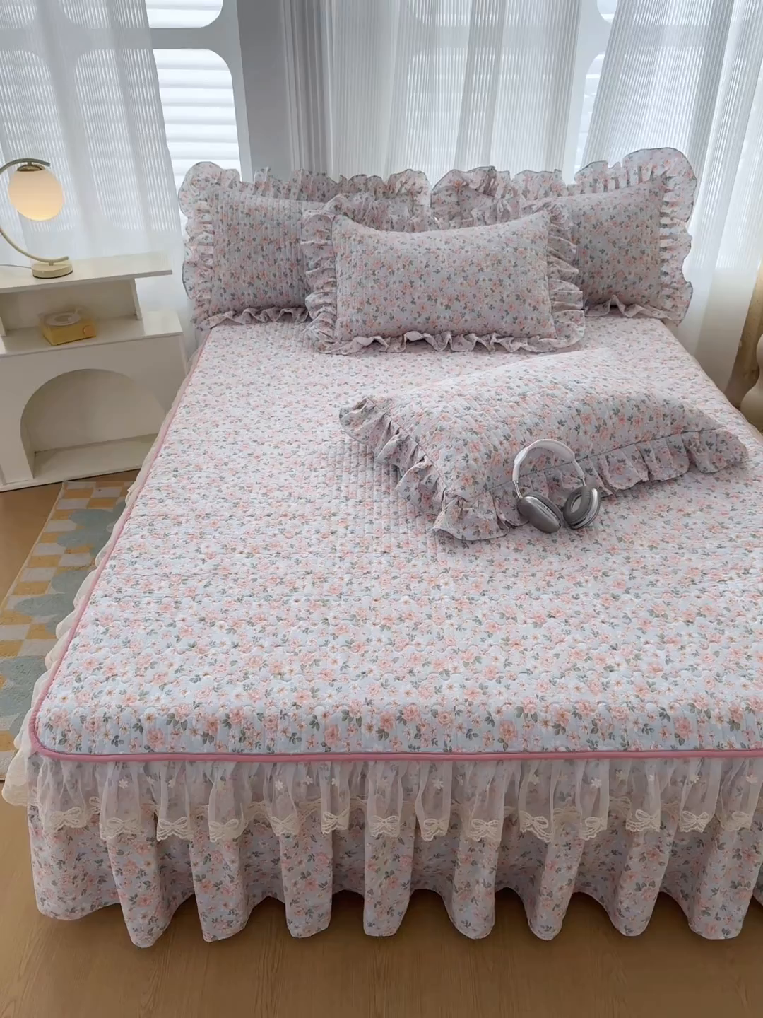 91家纺网 家纺一手货源 找家纺 家之硕家纺 2026新款精仿棉夹棉床裙四件套 遇见浪漫