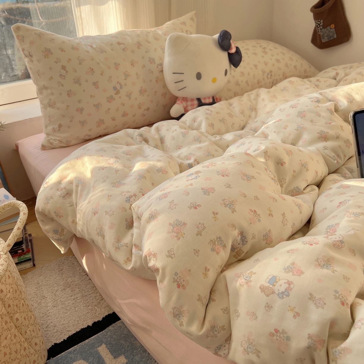 91家纺网 家纺一手货源 找家纺 六巷胡同 2026新款INS博主风卡通A类全棉双层纱四件套 双层纱-花圃萝莉猫
