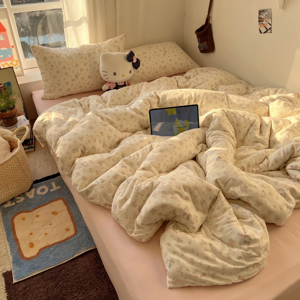 91家纺网 家纺一手货源 找家纺 六巷胡同 2026新款INS博主风卡通A类全棉双层纱四件套 双层纱-花圃萝莉猫