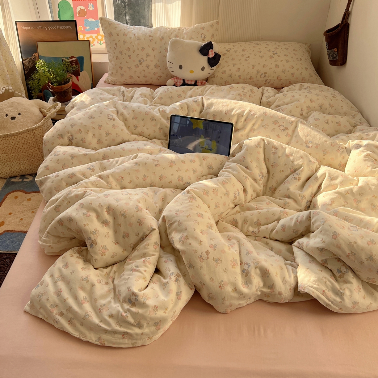 91家纺网 家纺一手货源 找家纺 六巷胡同 2026新款INS博主风卡通A类全棉双层纱四件套 双层纱-花圃萝莉猫