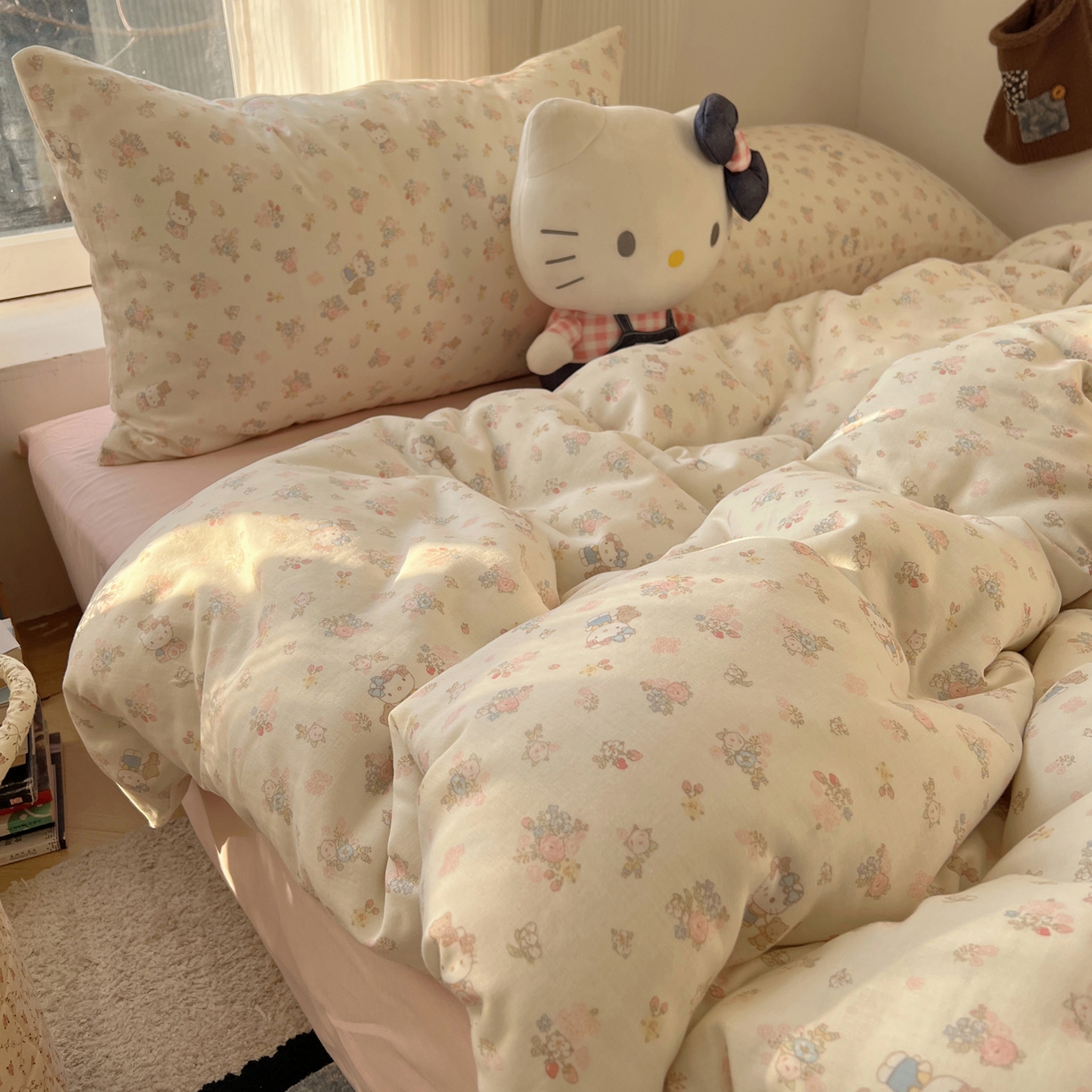 91家纺网 家纺一手货源 找家纺 六巷胡同 2026新款INS博主风卡通A类全棉双层纱四件套 双层纱-花圃萝莉猫